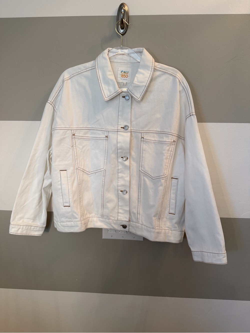 CALI 1850 NWT features distinct brown contrast stitching White Denim Jacket lg